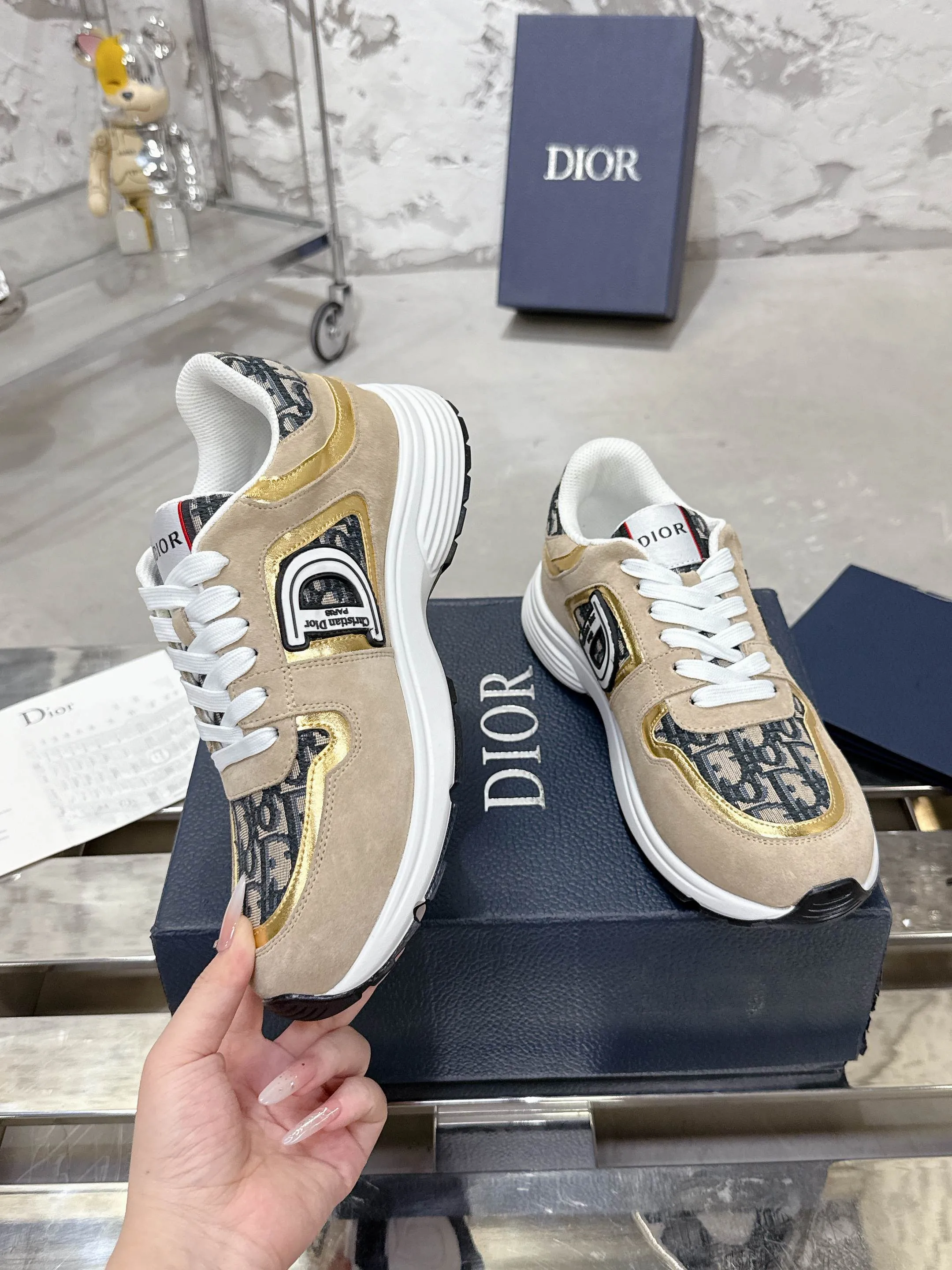 Men's men's shoes💰580💰 Dior Dior's latest color matching B30 series dad sneakers original 17960💰 purchased for development and production Brand new B30 sneakers Dad Shoes style shoes that follow the trend of the retro market The Dior logo on the tongue also indicates that this pair of shoes is the B30 model! B30 uses fine-textured leather and mesh cloth materials to form a shoe body. There are conspicuous letters CD on both sides of the shoe body to indicate identity. Many lines on the shoe body outline details to make the shoes look less monotonous and full of retro flavor. The delivery counter is exquisitely packaged🛍📦 ▪️Fabric: Original customized technical fabric + mesh ▪️Inner lining: Customized breathable lining ▪️Outsole: Original molded IP foam + TPU outsole ▪️Sole thickness: 3.5CM ▪️Size: Men's size 39-46 (Male size 38.45.46 customized)